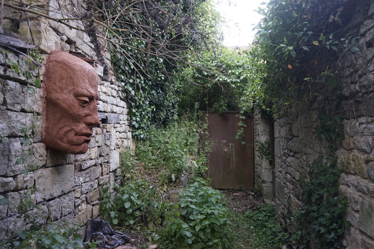 Semiostalgia P0013 — Sculpture fraîche, en terre crue, sable, filasse végétale, paille, grillage à poule, sur mur de pierre calcaire, Saint-Antonin-Noble-Val