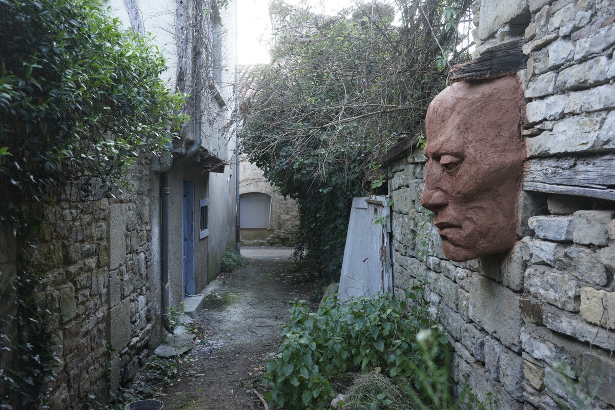 Semiostalgia P0013 — Sculpture fraîche, en terre crue, sable, filasse végétale, paille, grillage à poule, sur mur de pierre calcaire, Saint-Antonin-Noble-Val