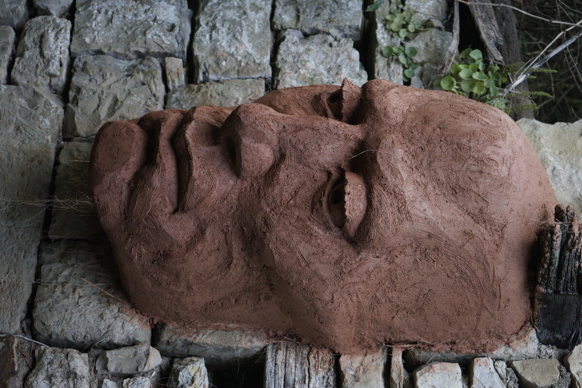 Semiostalgia P0013 — Sculpture fraîche, en terre crue, sable, filasse végétale, paille, grillage à poule, sur mur de pierre calcaire, Saint-Antonin-Noble-Val