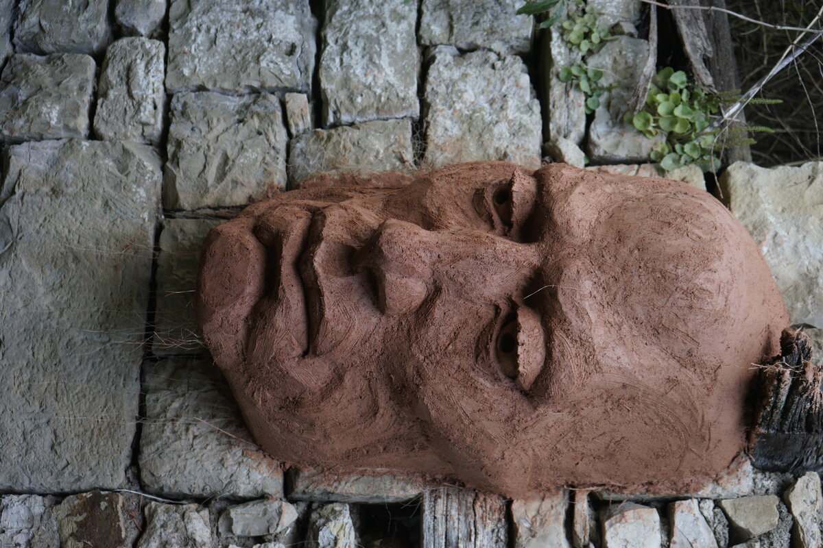 Semiostalgia P0013 — Sculpture fraîche, en terre crue, sable, filasse végétale, paille, grillage à poule, sur mur de pierre calcaire, Saint-Antonin-Noble-Val