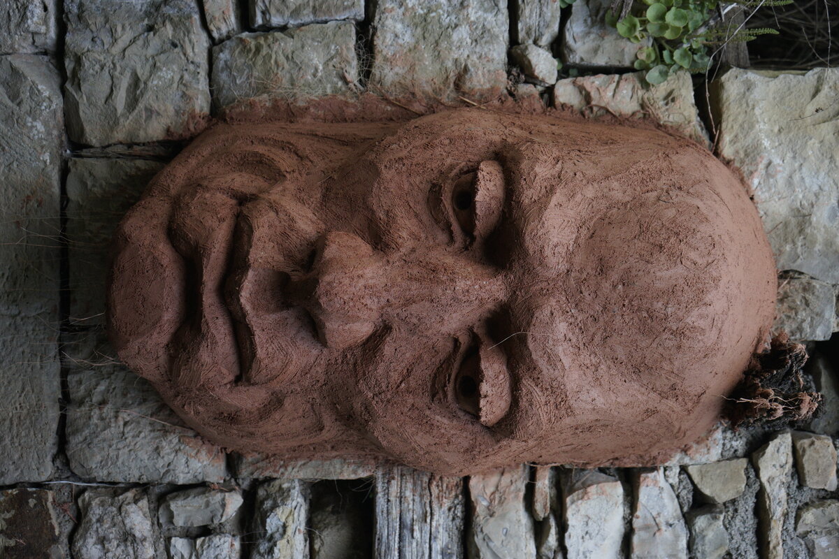 Semiostalgia P0013 — Sculpture fraîche, en terre crue, sable, filasse végétale, paille, grillage à poule, sur mur de pierre calcaire, Saint-Antonin-Noble-Val