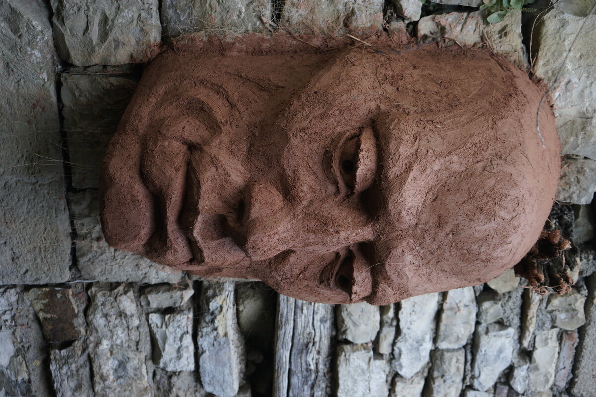 Semiostalgia P0013 — Sculpture fraîche, en terre crue, sable, filasse végétale, paille, grillage à poule, sur mur de pierre calcaire, Saint-Antonin-Noble-Val