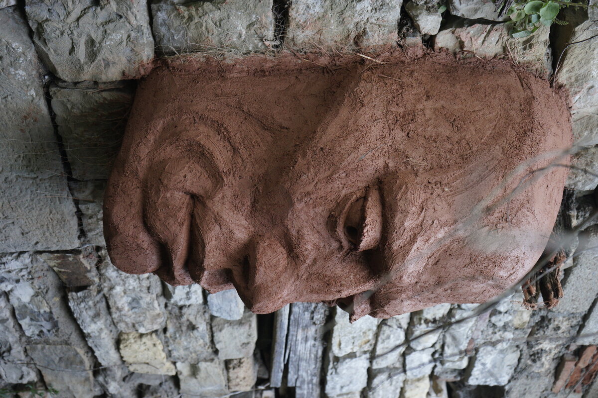 Semiostalgia P0013 — Sculpture fraîche, en terre crue, sable, filasse végétale, paille, grillage à poule, sur mur de pierre calcaire, Saint-Antonin-Noble-Val