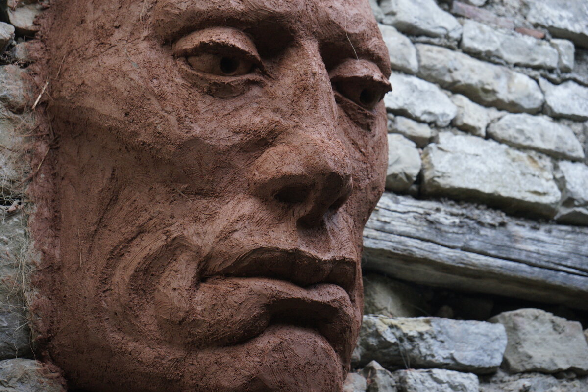 Semiostalgia P0013 — Sculpture fraîche, en terre crue, sable, filasse végétale, paille, grillage à poule, sur mur de pierre calcaire, Saint-Antonin-Noble-Val