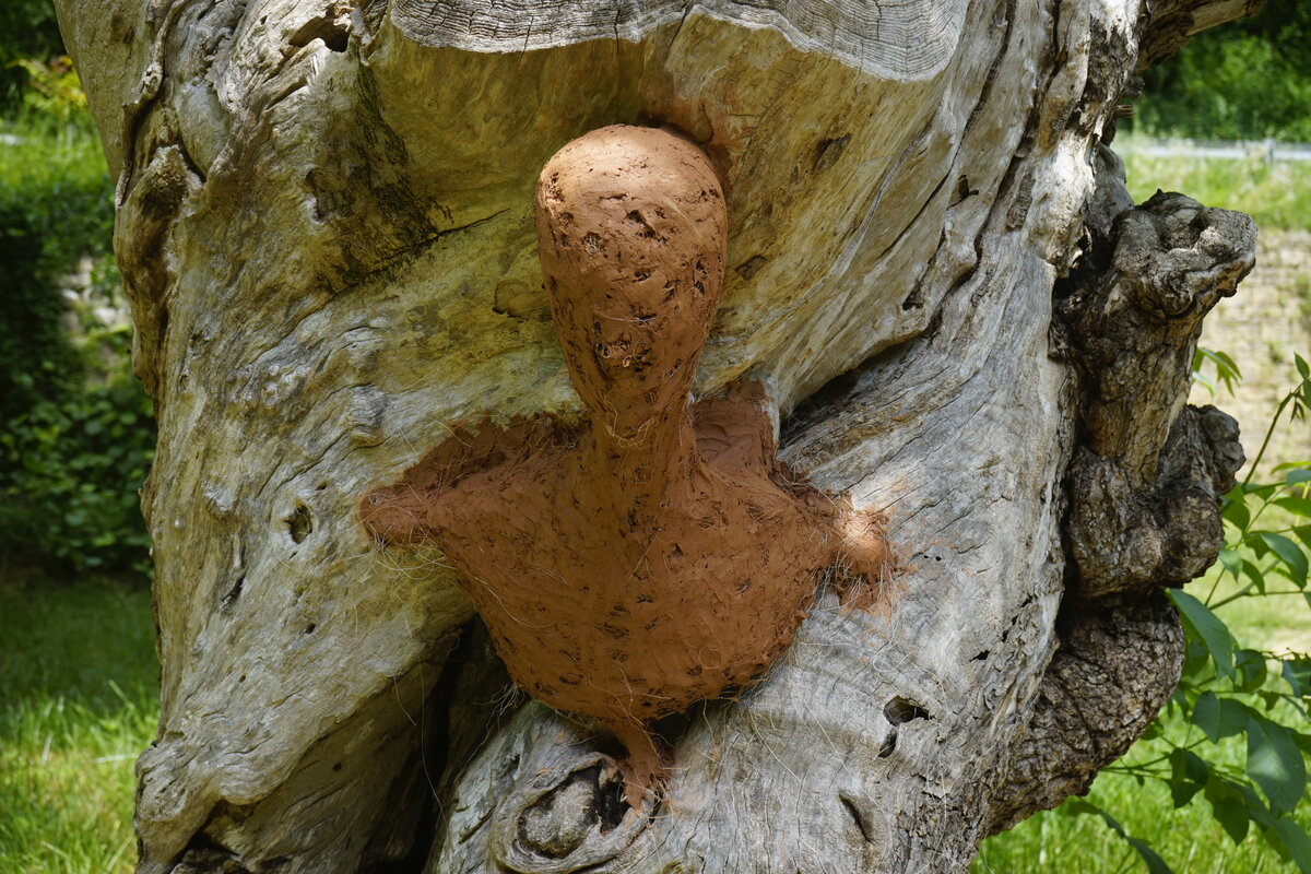 Semiostalgia P0014 — Sculpture fraîche, en terre crue, filasse végétale, grillage à poule, Saint-Antonin-Noble-Val