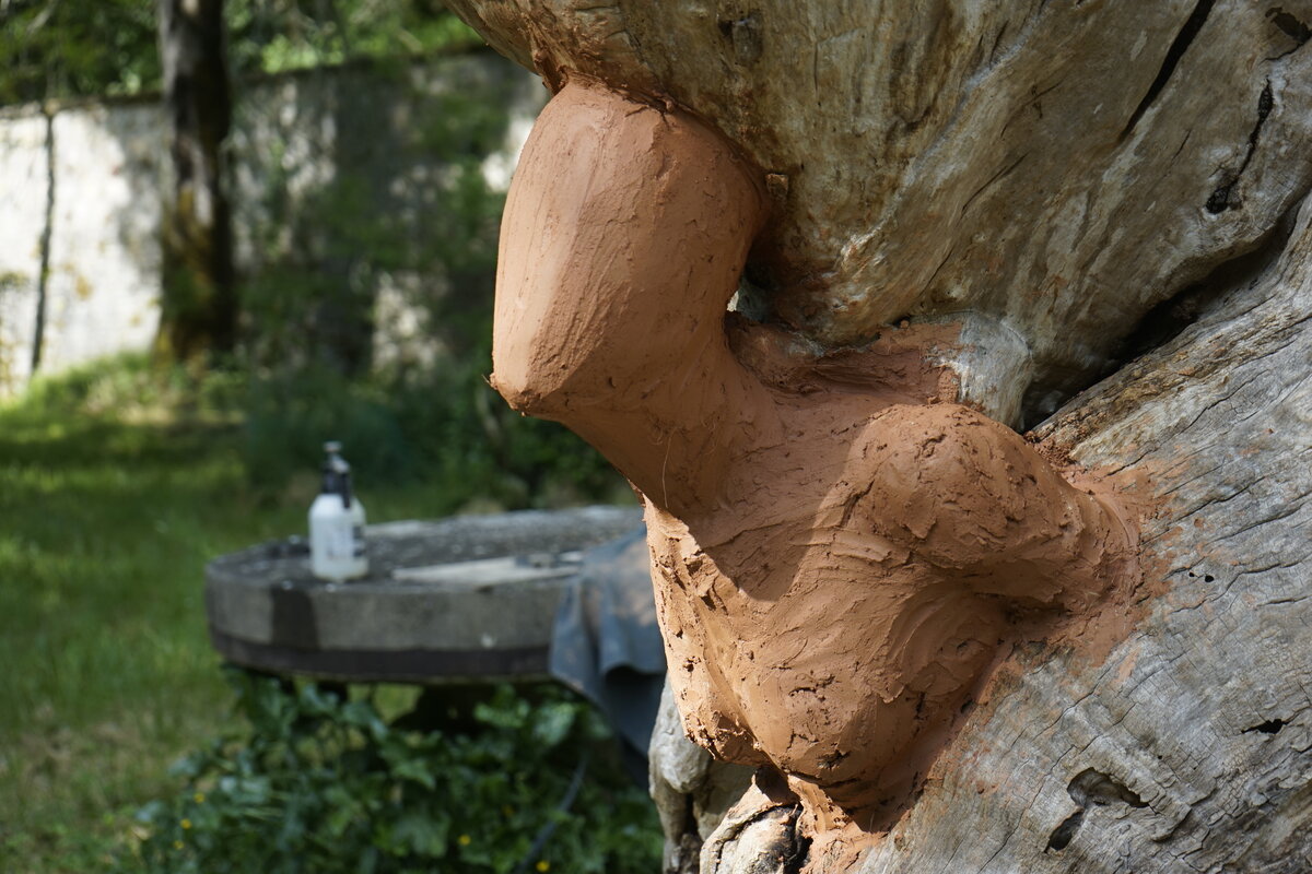 Semiostalgia P0014 — Sculpture fraîche, en terre crue, filasse végétale, grillage à poule, Saint-Antonin-Noble-Val