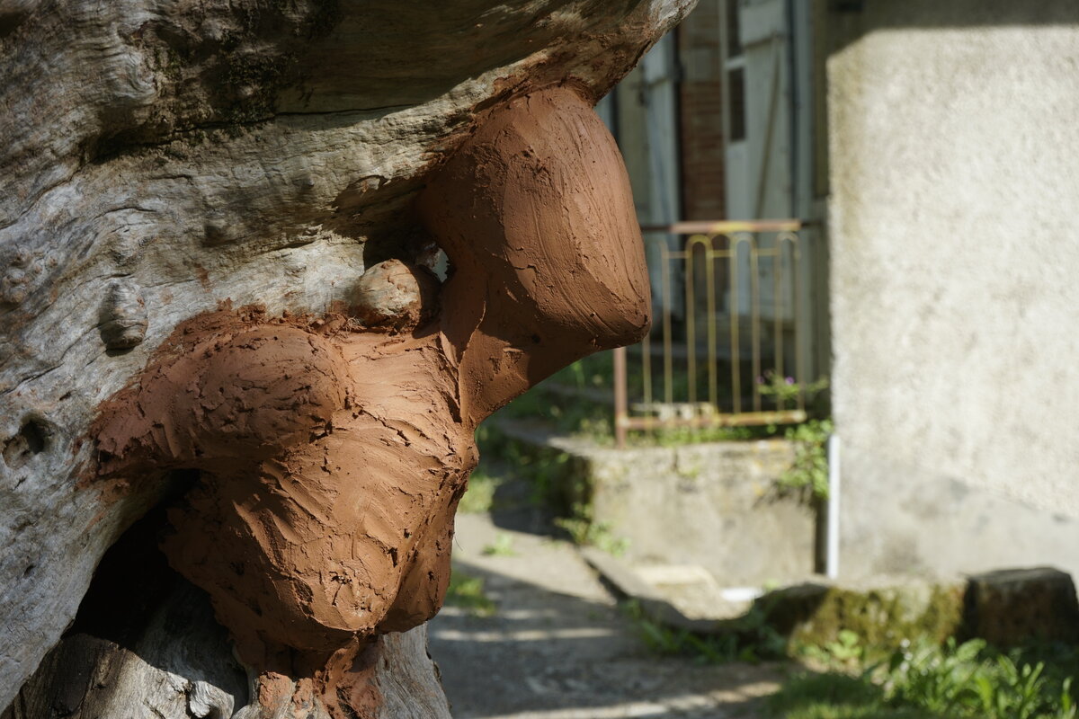 Semiostalgia P0014 — Sculpture fraîche, en terre crue, filasse végétale, grillage à poule, Saint-Antonin-Noble-Val
