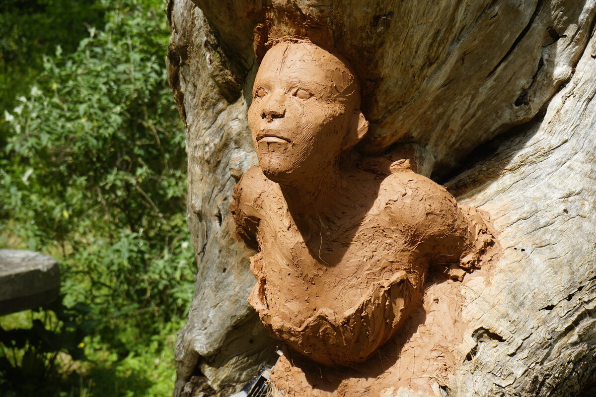 Semiostalgia P0014 — Sculpture fraîche, en terre crue, filasse végétale, grillage à poule, Saint-Antonin-Noble-Val