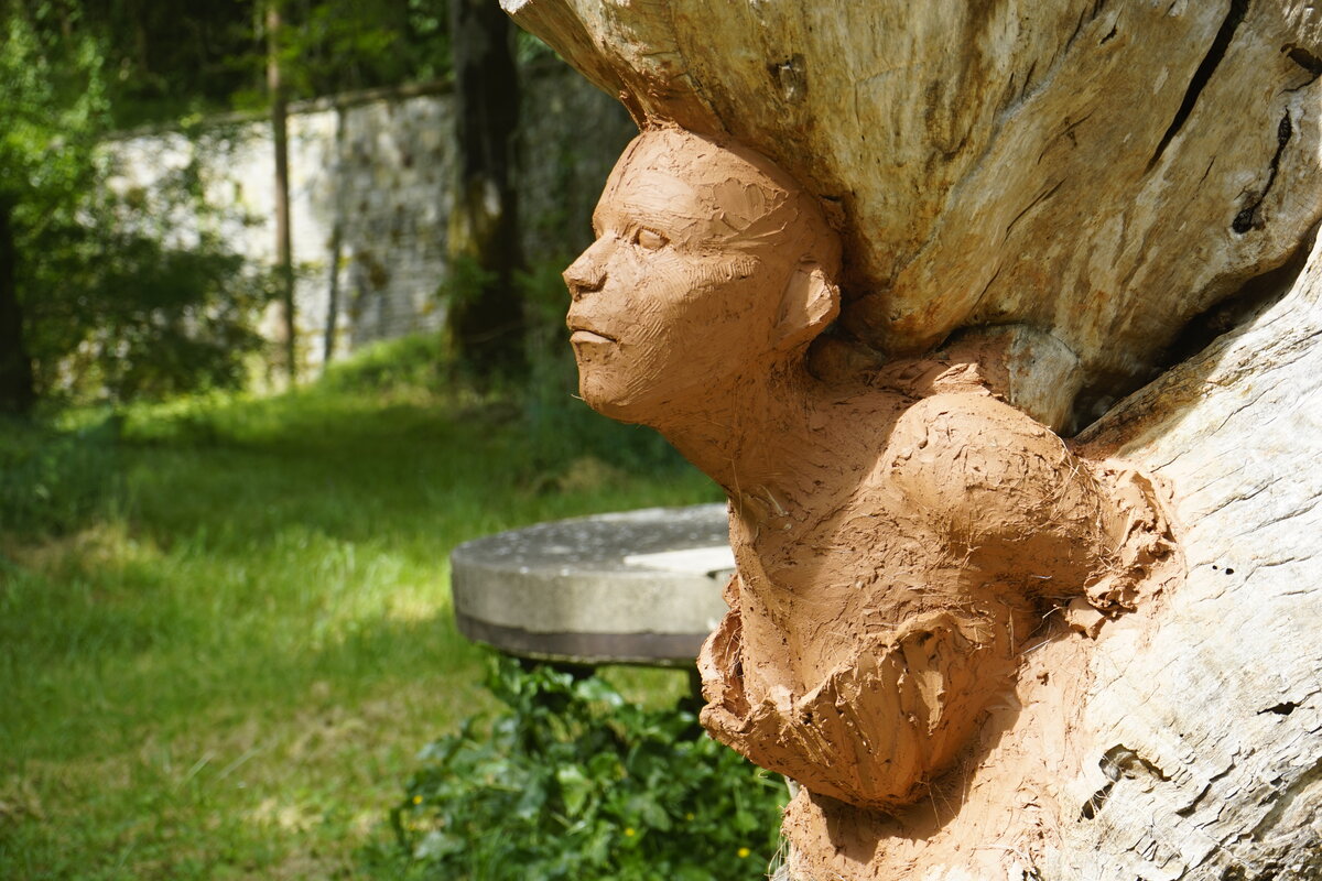 Semiostalgia P0014 — Sculpture fraîche, en terre crue, filasse végétale, grillage à poule, Saint-Antonin-Noble-Val