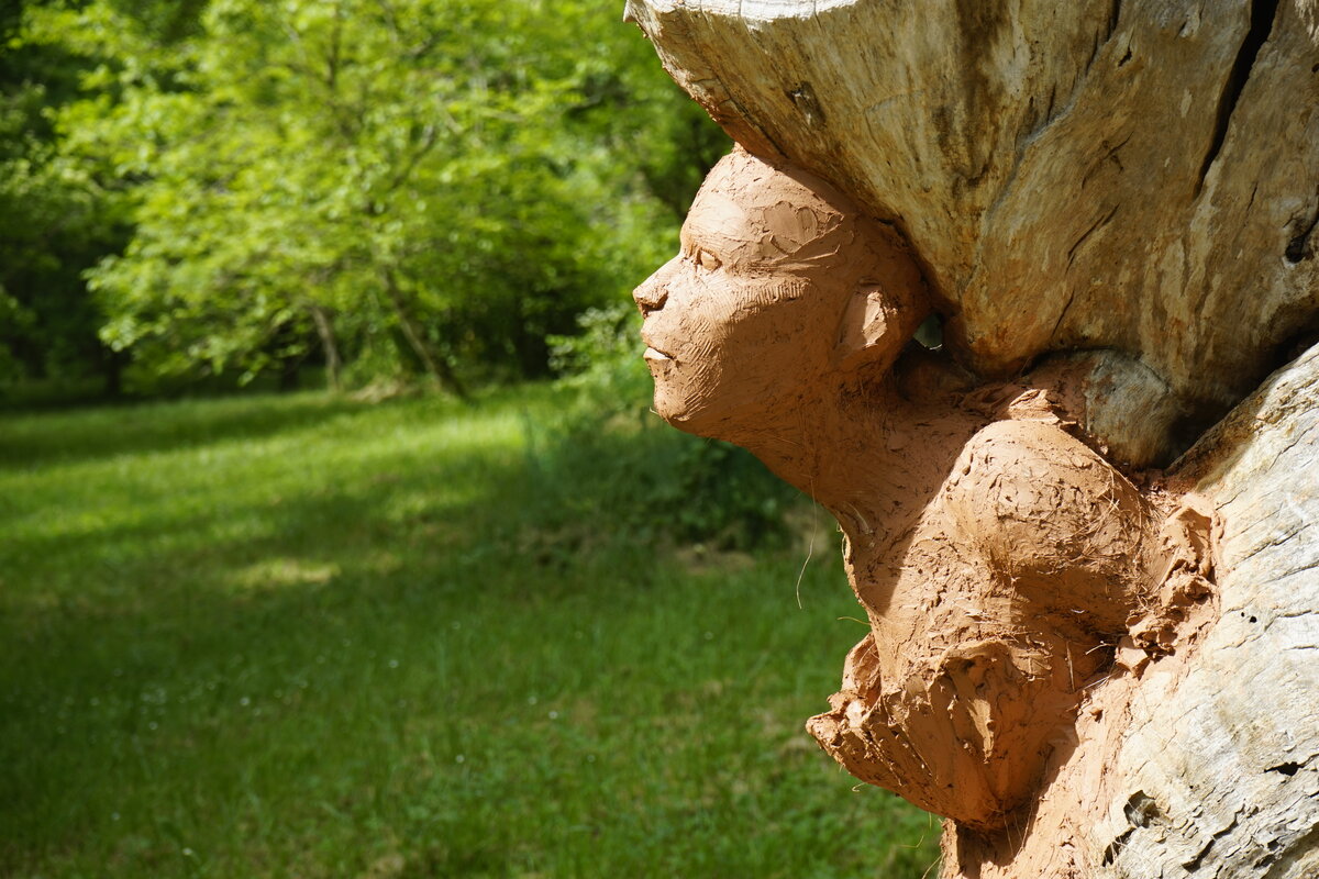 Semiostalgia P0014 — Sculpture fraîche, en terre crue, filasse végétale, grillage à poule, Saint-Antonin-Noble-Val