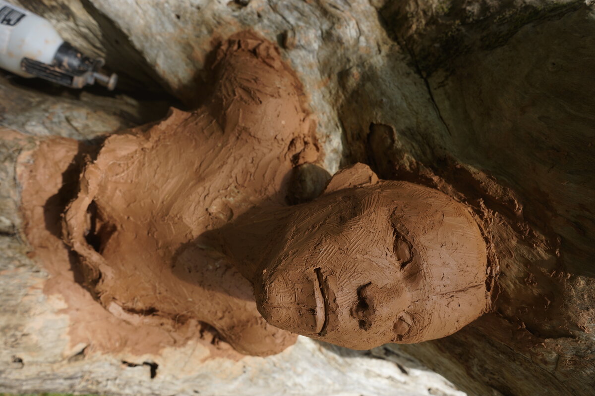 Semiostalgia P0014 — Sculpture fraîche, en terre crue, filasse végétale, grillage à poule, Saint-Antonin-Noble-Val