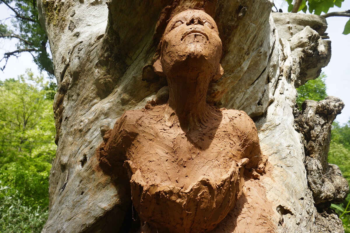 Semiostalgia P0014 — Sculpture fraîche, en terre crue, filasse végétale, grillage à poule, Saint-Antonin-Noble-Val