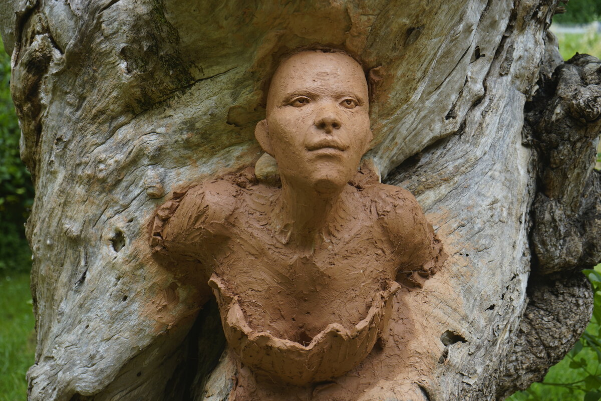 Semiostalgia P0014 — Sculpture fraîche, en terre crue, filasse végétale, grillage à poule, Saint-Antonin-Noble-Val