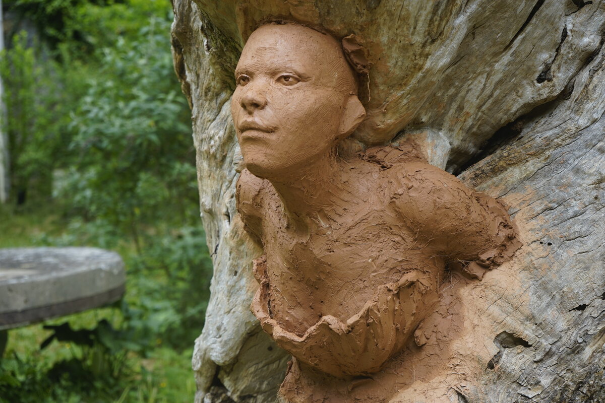 Semiostalgia P0014 — Sculpture fraîche, en terre crue, filasse végétale, grillage à poule, Saint-Antonin-Noble-Val