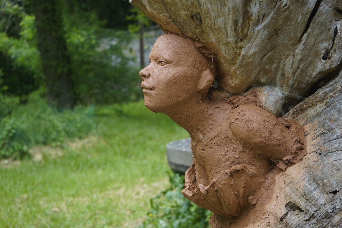 Semiostalgia P0014 — Sculpture fraîche, en terre crue, filasse végétale, grillage à poule, Saint-Antonin-Noble-Val