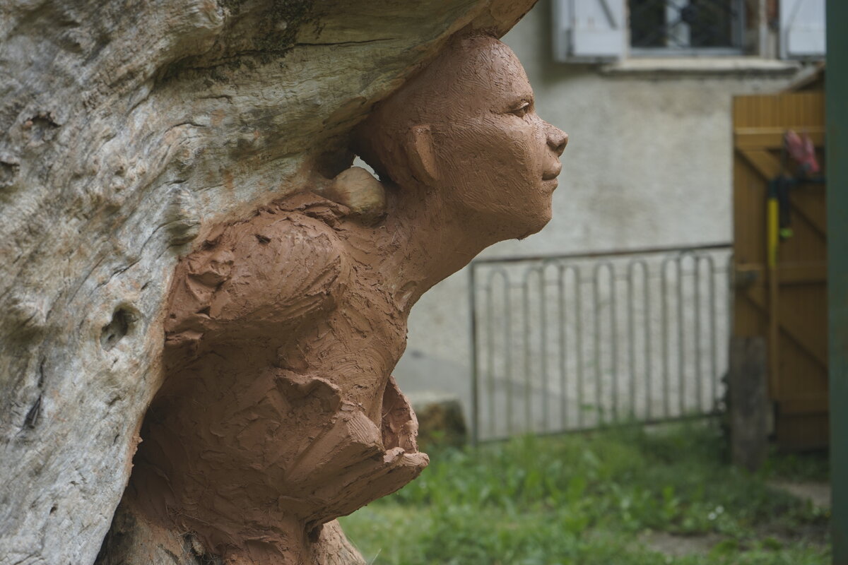 Semiostalgia P0014 — Sculpture fraîche, en terre crue, filasse végétale, grillage à poule, Saint-Antonin-Noble-Val