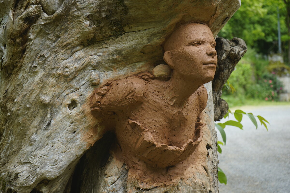Semiostalgia P0014 — Sculpture fraîche, en terre crue, filasse végétale, grillage à poule, Saint-Antonin-Noble-Val