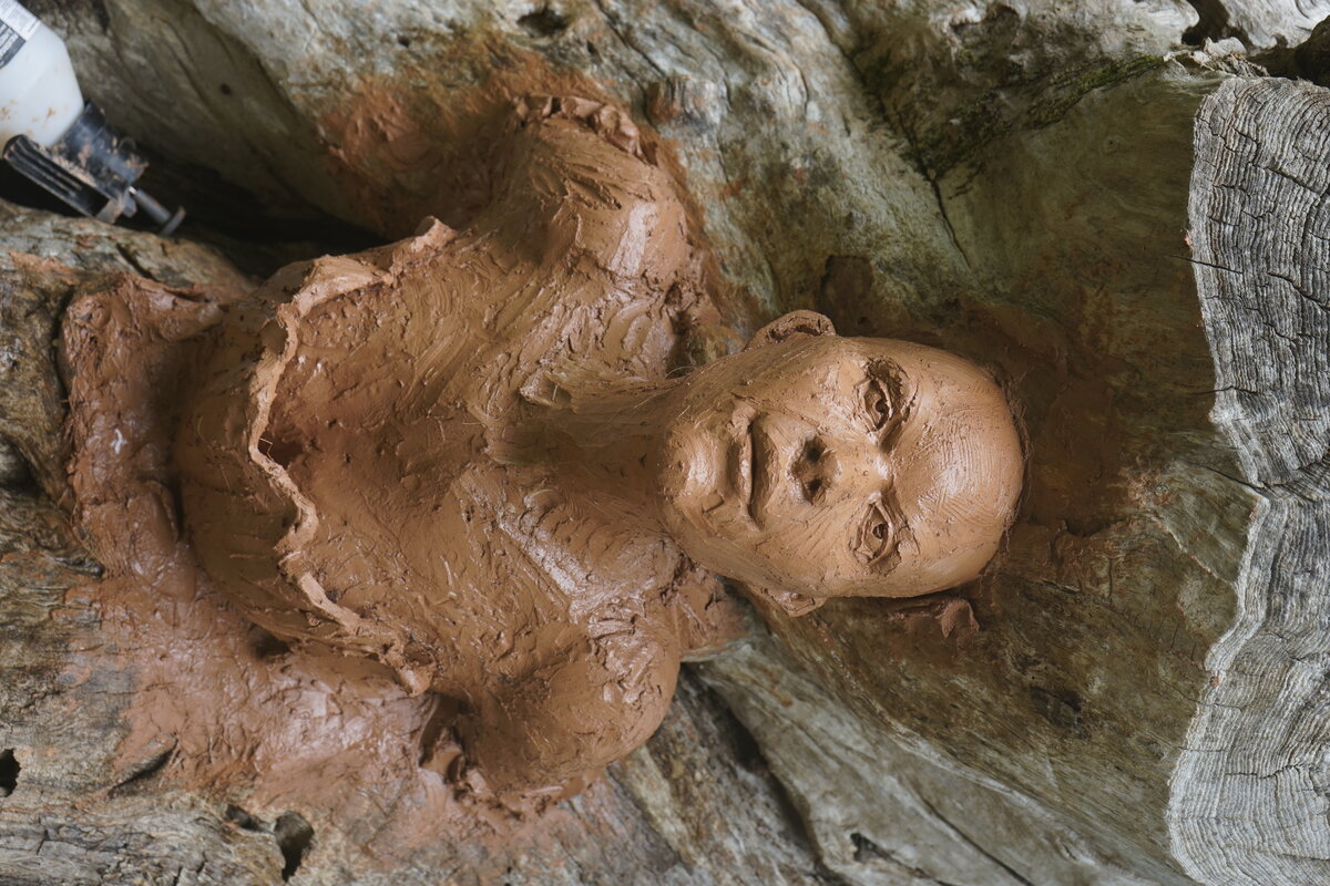 Semiostalgia P0014 — Sculpture fraîche, en terre crue, filasse végétale, grillage à poule, Saint-Antonin-Noble-Val