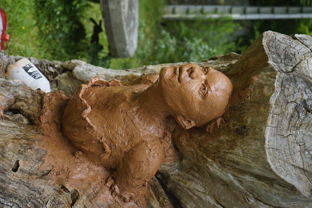 Semiostalgia P0014 — Sculpture fraîche, en terre crue, filasse végétale, grillage à poule, Saint-Antonin-Noble-Val