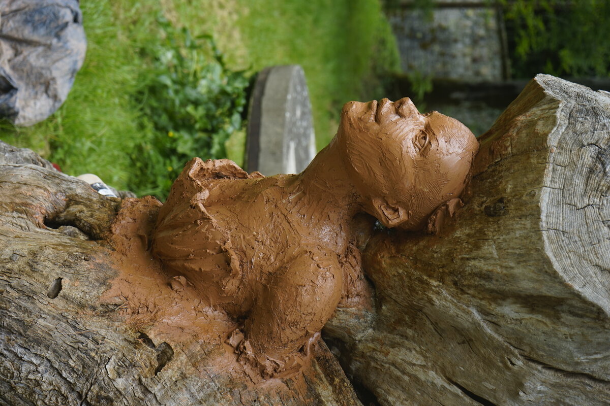 Semiostalgia P0014 — Sculpture fraîche, en terre crue, filasse végétale, grillage à poule, Saint-Antonin-Noble-Val