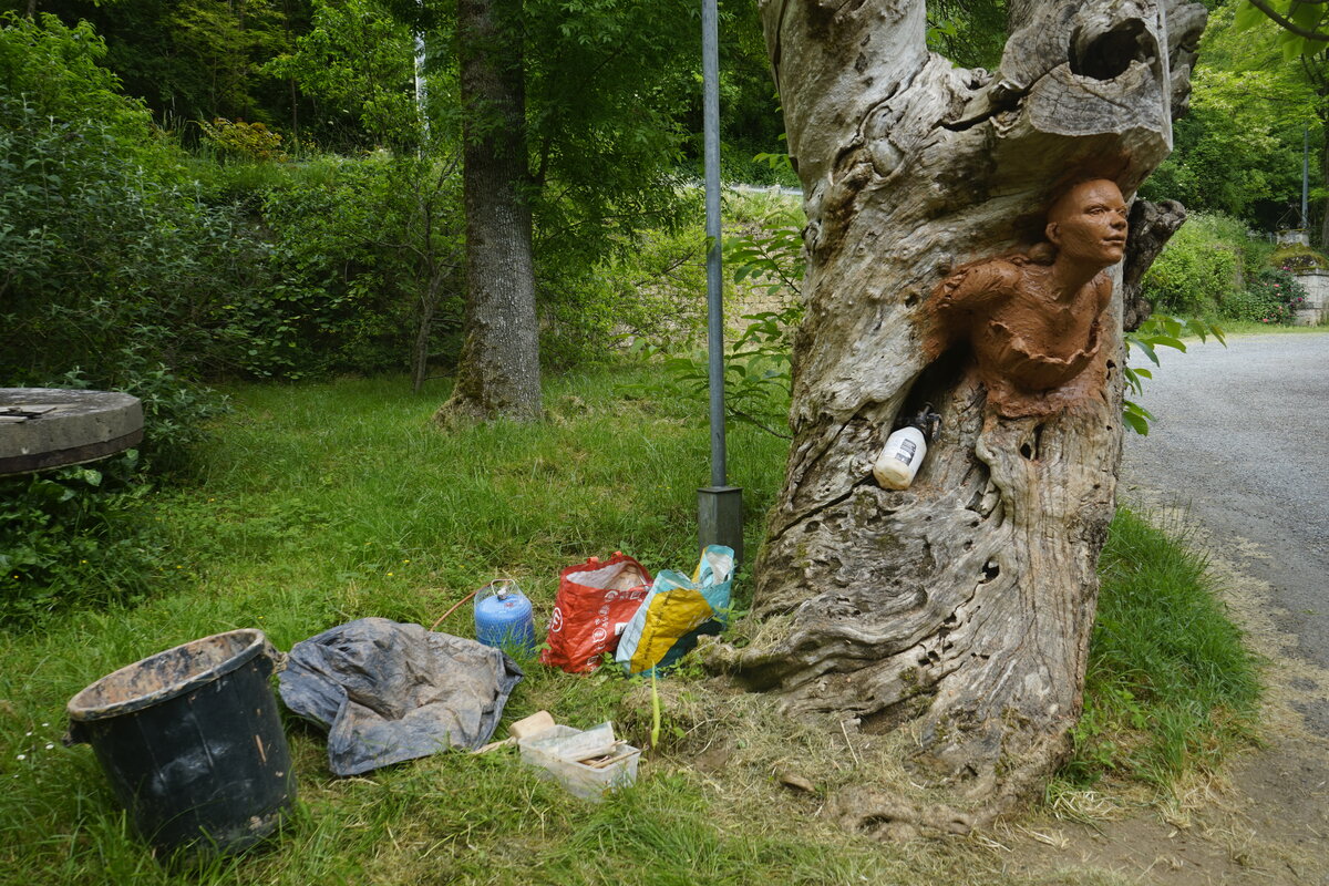 Semiostalgia P0014 — Sculpture fraîche, en terre crue, filasse végétale, grillage à poule, Saint-Antonin-Noble-Val