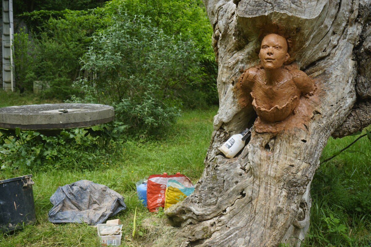 Semiostalgia P0014 — Sculpture fraîche, en terre crue, filasse végétale, grillage à poule, Saint-Antonin-Noble-Val