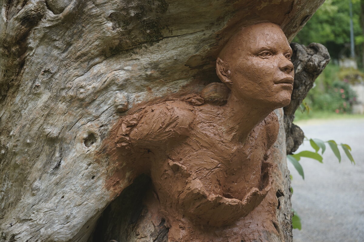 Semiostalgia P0014 — Sculpture fraîche, en terre crue, filasse végétale, grillage à poule, Saint-Antonin-Noble-Val