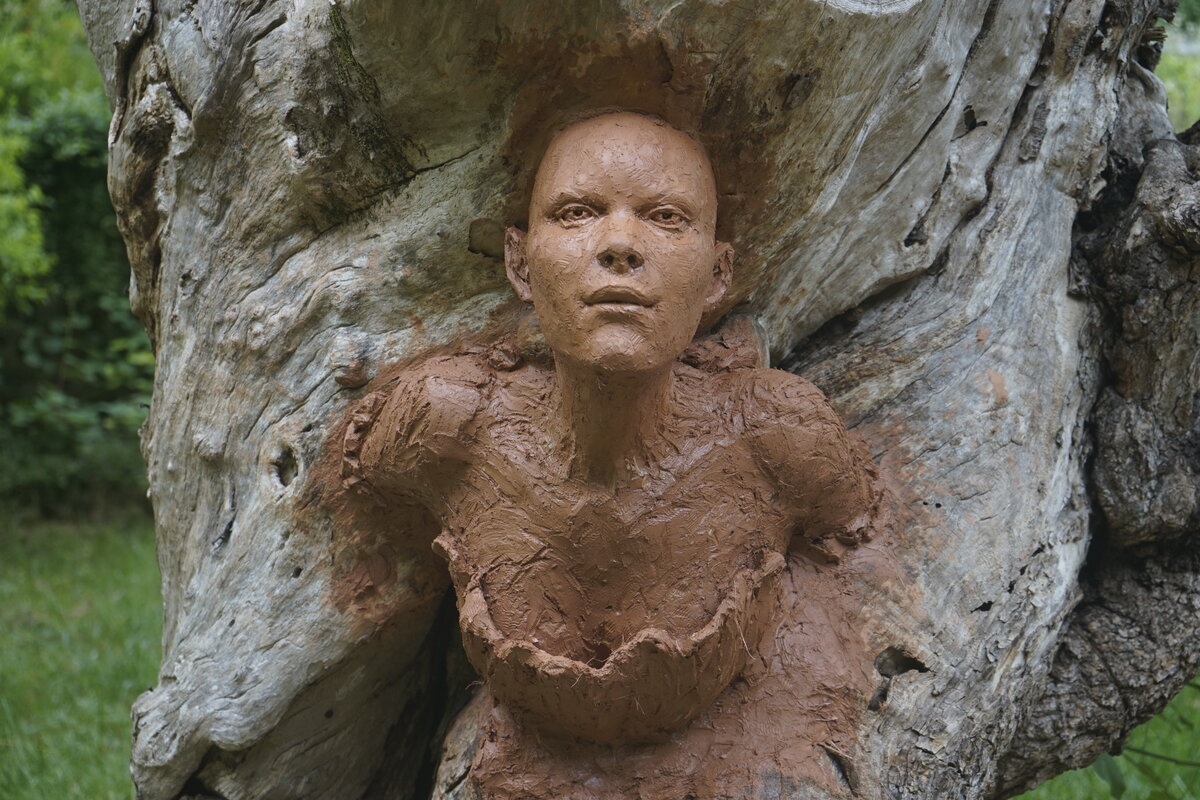 Semiostalgia P0014 — Sculpture fraîche, en terre crue, filasse végétale, grillage à poule, Saint-Antonin-Noble-Val