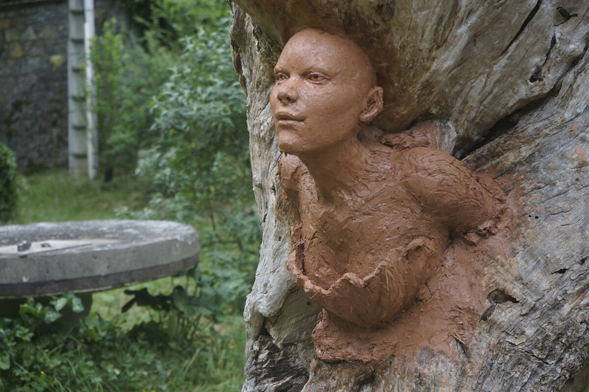 Semiostalgia P0014 — Sculpture fraîche, en terre crue, filasse végétale, grillage à poule, Saint-Antonin-Noble-Val