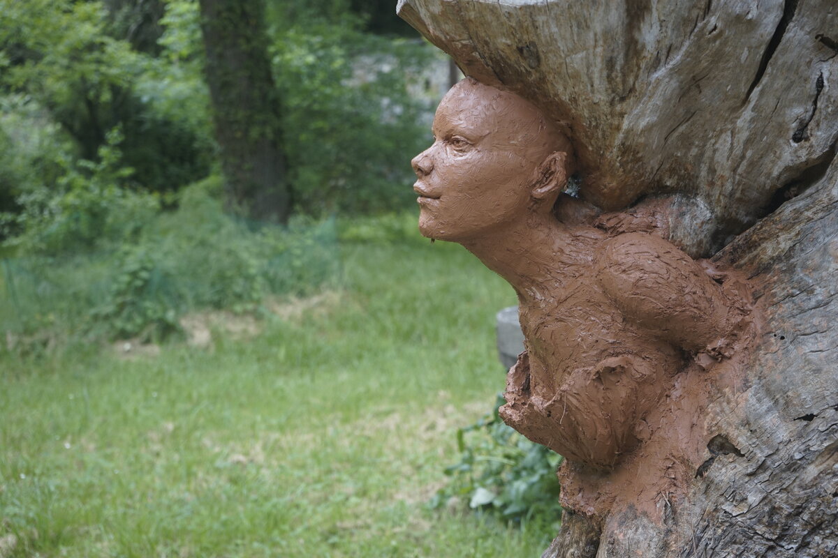 Semiostalgia P0014 — Sculpture fraîche, en terre crue, filasse végétale, grillage à poule, Saint-Antonin-Noble-Val