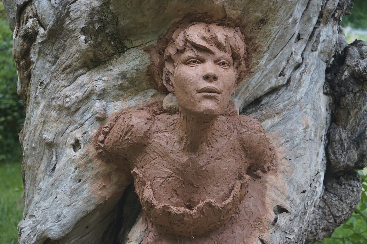 Semiostalgia P0014 — Sculpture fraîche, en terre crue, filasse végétale, grillage à poule, Saint-Antonin-Noble-Val