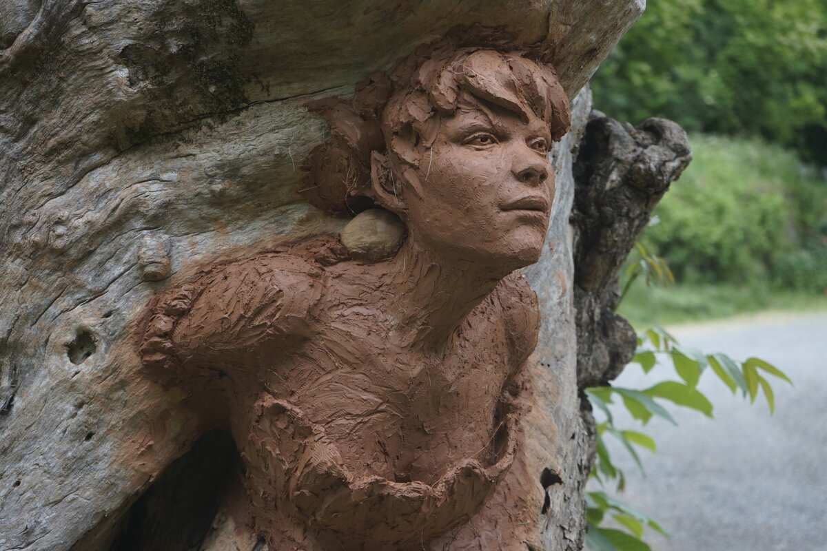 Semiostalgia P0014 — Sculpture fraîche, en terre crue, filasse végétale, grillage à poule, Saint-Antonin-Noble-Val