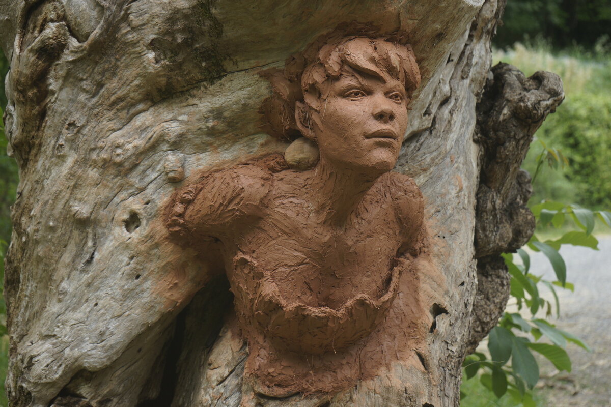 Semiostalgia P0014 — Sculpture fraîche, en terre crue, filasse végétale, grillage à poule, Saint-Antonin-Noble-Val