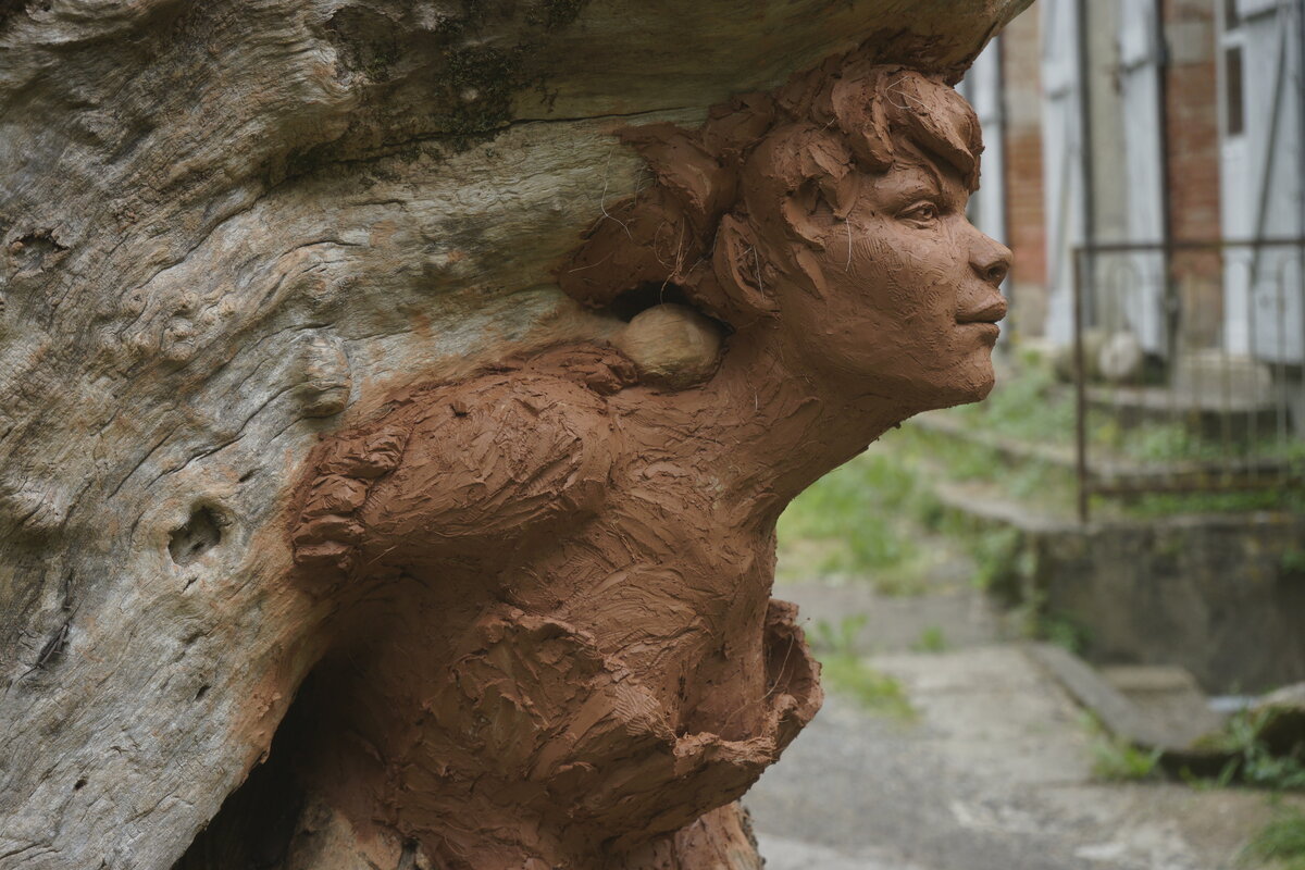 Semiostalgia P0014 — Sculpture fraîche, en terre crue, filasse végétale, grillage à poule, Saint-Antonin-Noble-Val