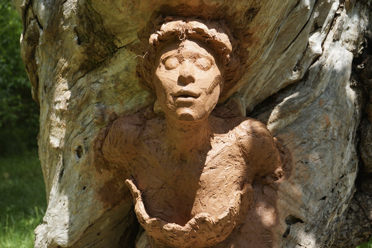 Semiostalgia P0014 — Sculpture fraîche, en terre crue, filasse végétale, grillage à poule, Saint-Antonin-Noble-Val