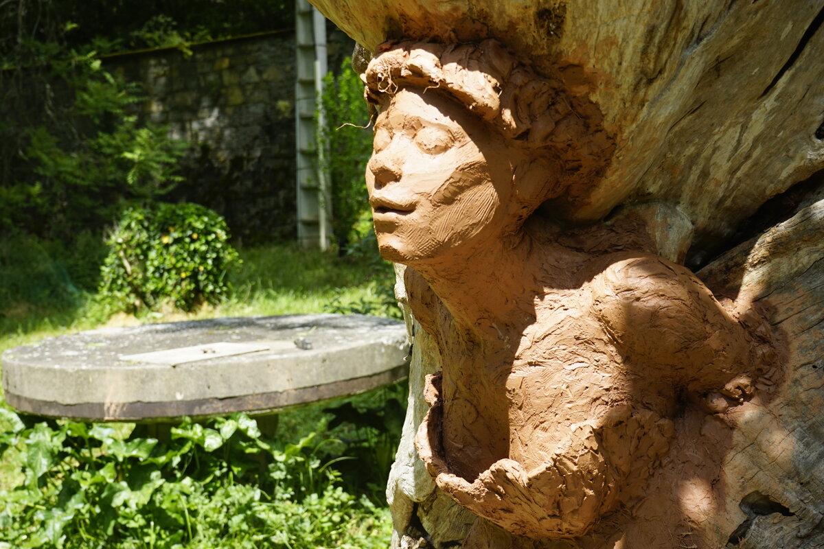 Semiostalgia P0014 — Sculpture fraîche, en terre crue, filasse végétale, grillage à poule, Saint-Antonin-Noble-Val