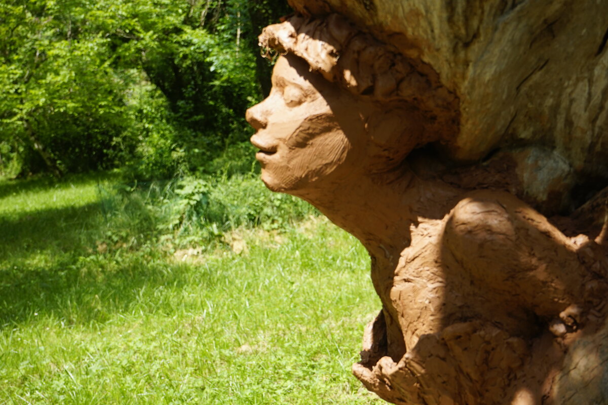 Semiostalgia P0014 — Sculpture fraîche, en terre crue, filasse végétale, grillage à poule, Saint-Antonin-Noble-Val