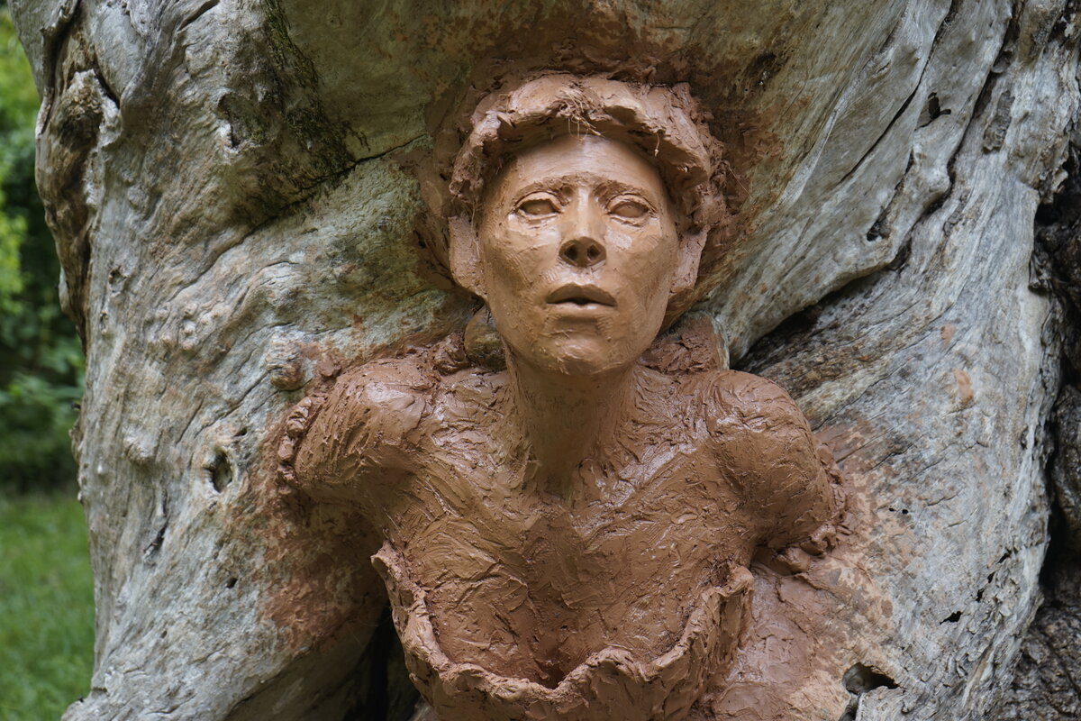 Semiostalgia P0014 — Sculpture fraîche, en terre crue, filasse végétale, grillage à poule, Saint-Antonin-Noble-Val