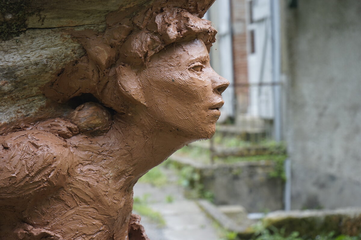 Semiostalgia P0014 — Sculpture fraîche, en terre crue, filasse végétale, grillage à poule, Saint-Antonin-Noble-Val