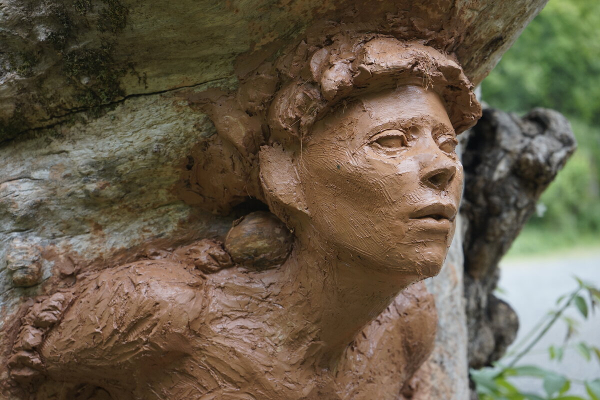 Semiostalgia P0014 — Sculpture fraîche, en terre crue, filasse végétale, grillage à poule, Saint-Antonin-Noble-Val