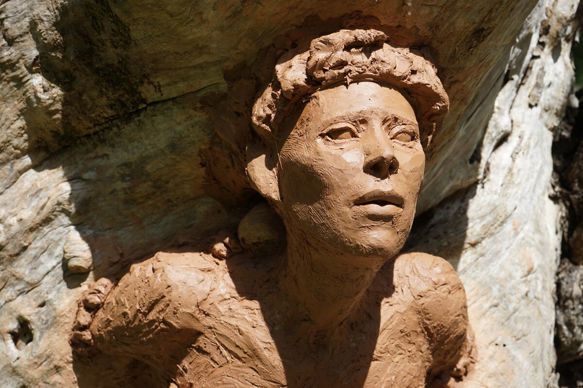 Semiostalgia P0014 — Sculpture fraîche, en terre crue, filasse végétale, grillage à poule, Saint-Antonin-Noble-Val