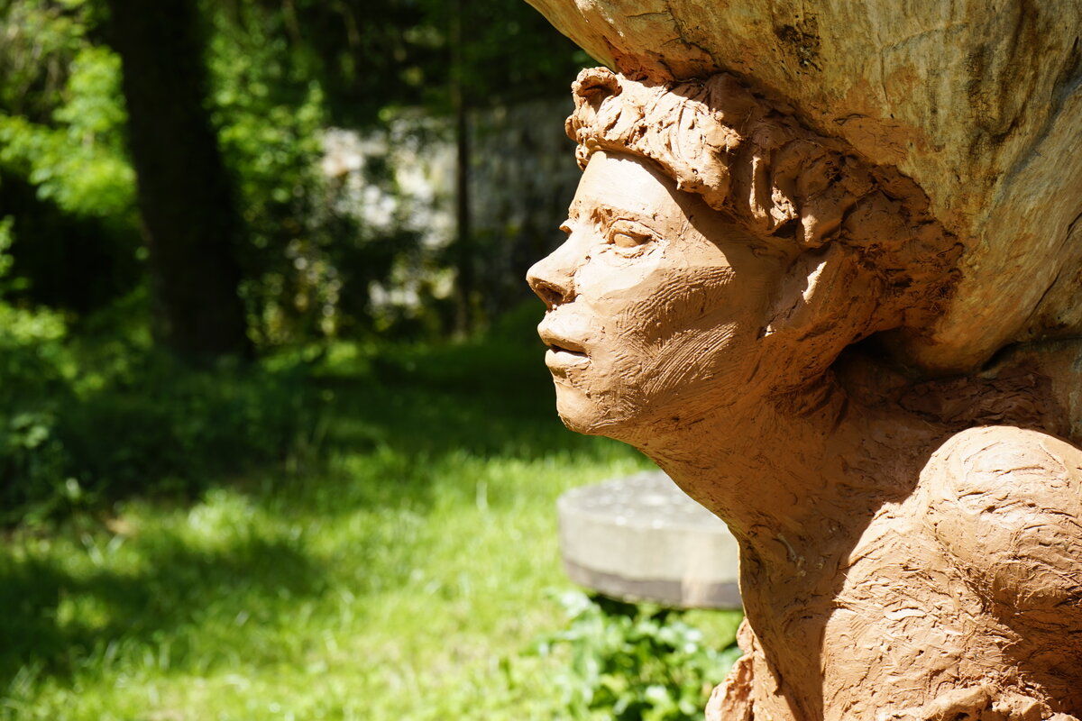 Semiostalgia P0014 — Sculpture fraîche, en terre crue, filasse végétale, grillage à poule, Saint-Antonin-Noble-Val
