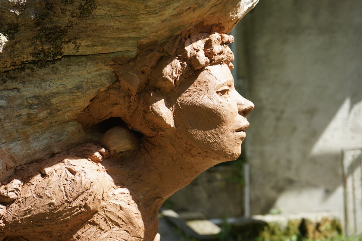 Semiostalgia P0014 — Sculpture fraîche, en terre crue, filasse végétale, grillage à poule, Saint-Antonin-Noble-Val