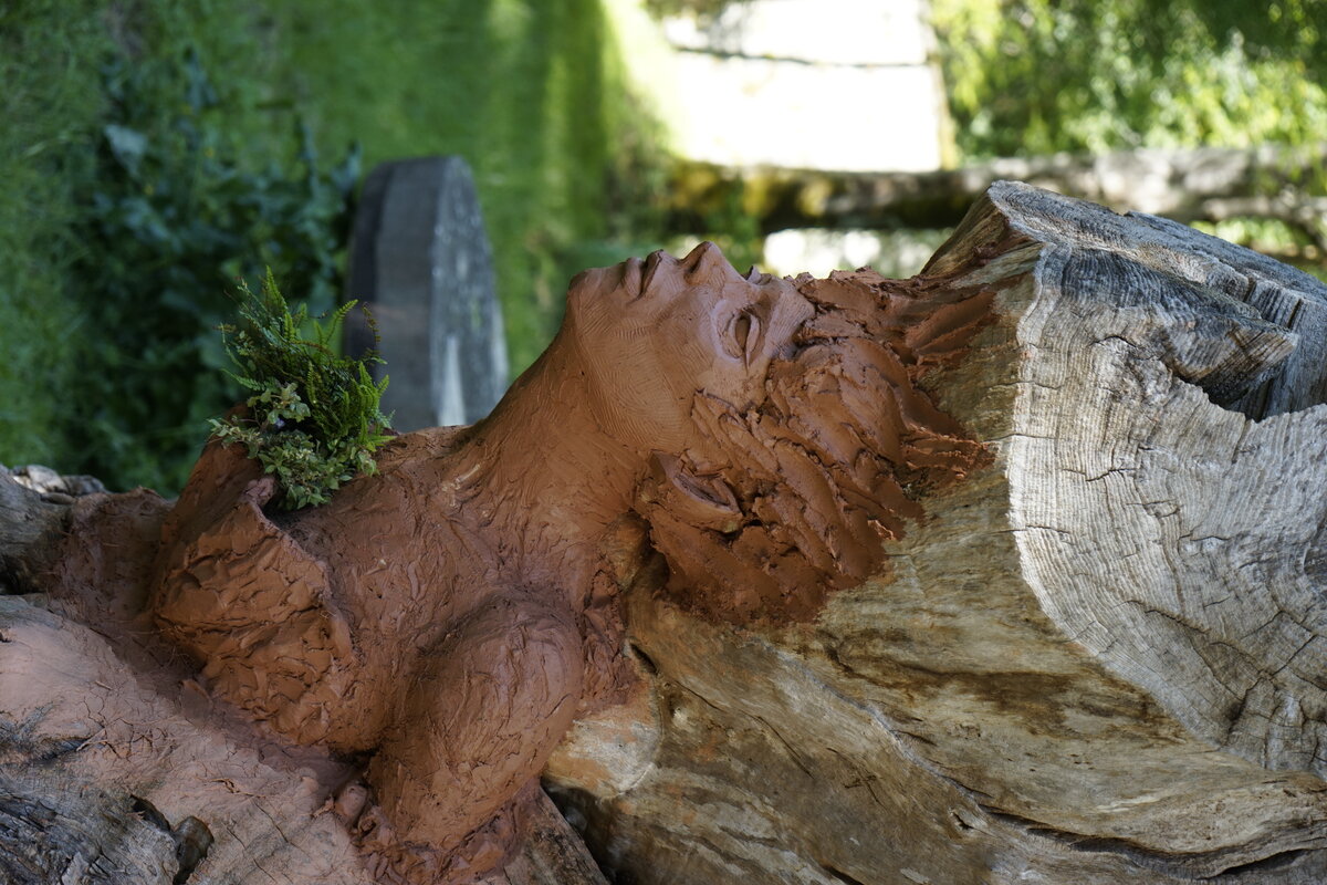Semiostalgia P0014 — Sculpture fraîche, en terre crue, filasse végétale, grillage à poule, Saint-Antonin-Noble-Val