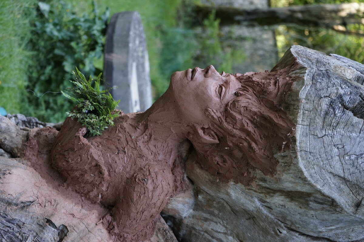 Semiostalgia P0014 — Sculpture en cours de séchage, en terre crue, filasse végétale, grillage à poule, Saint-Antonin-Noble-Val