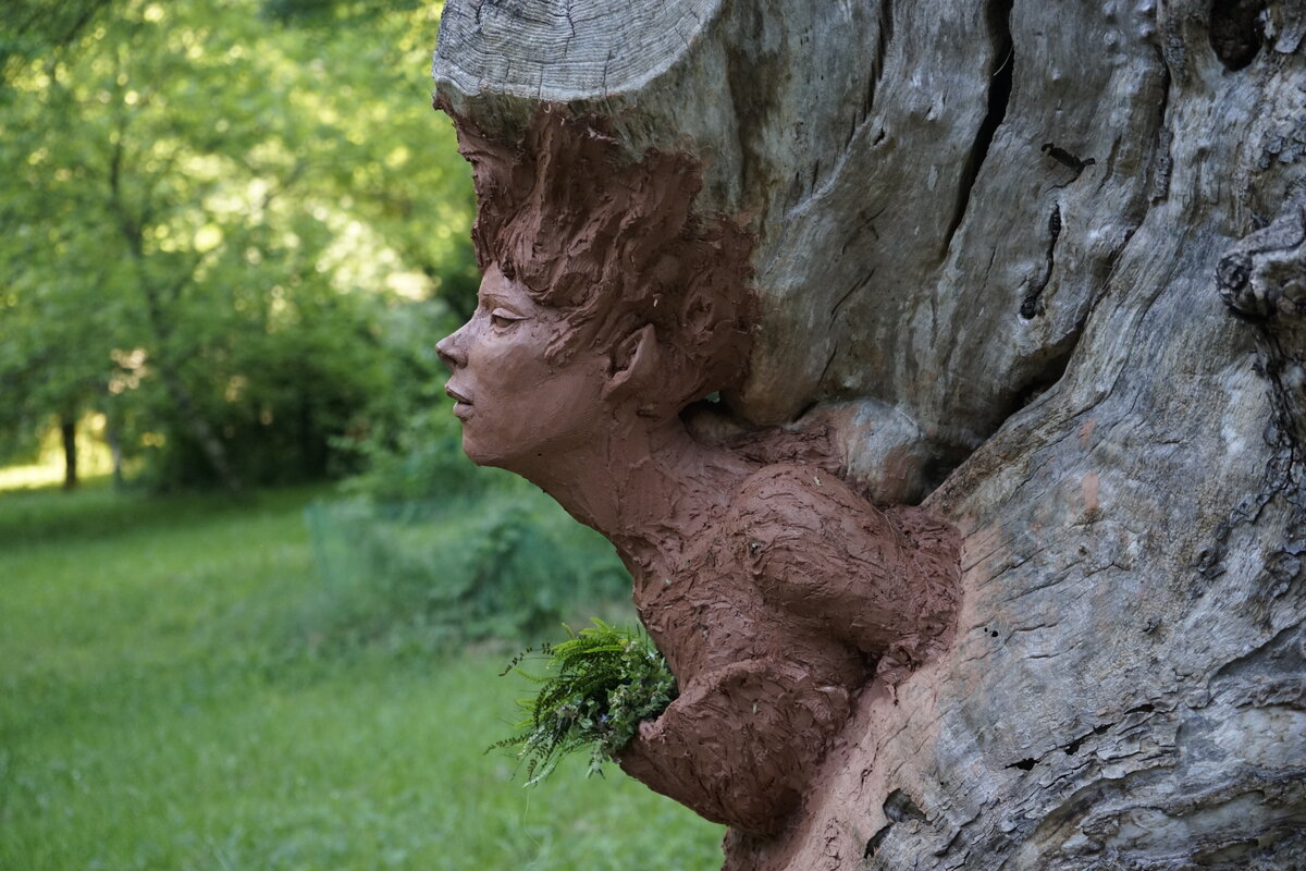 Semiostalgia P0014 — Sculpture en cours de séchage, en terre crue, filasse végétale, grillage à poule, Saint-Antonin-Noble-Val