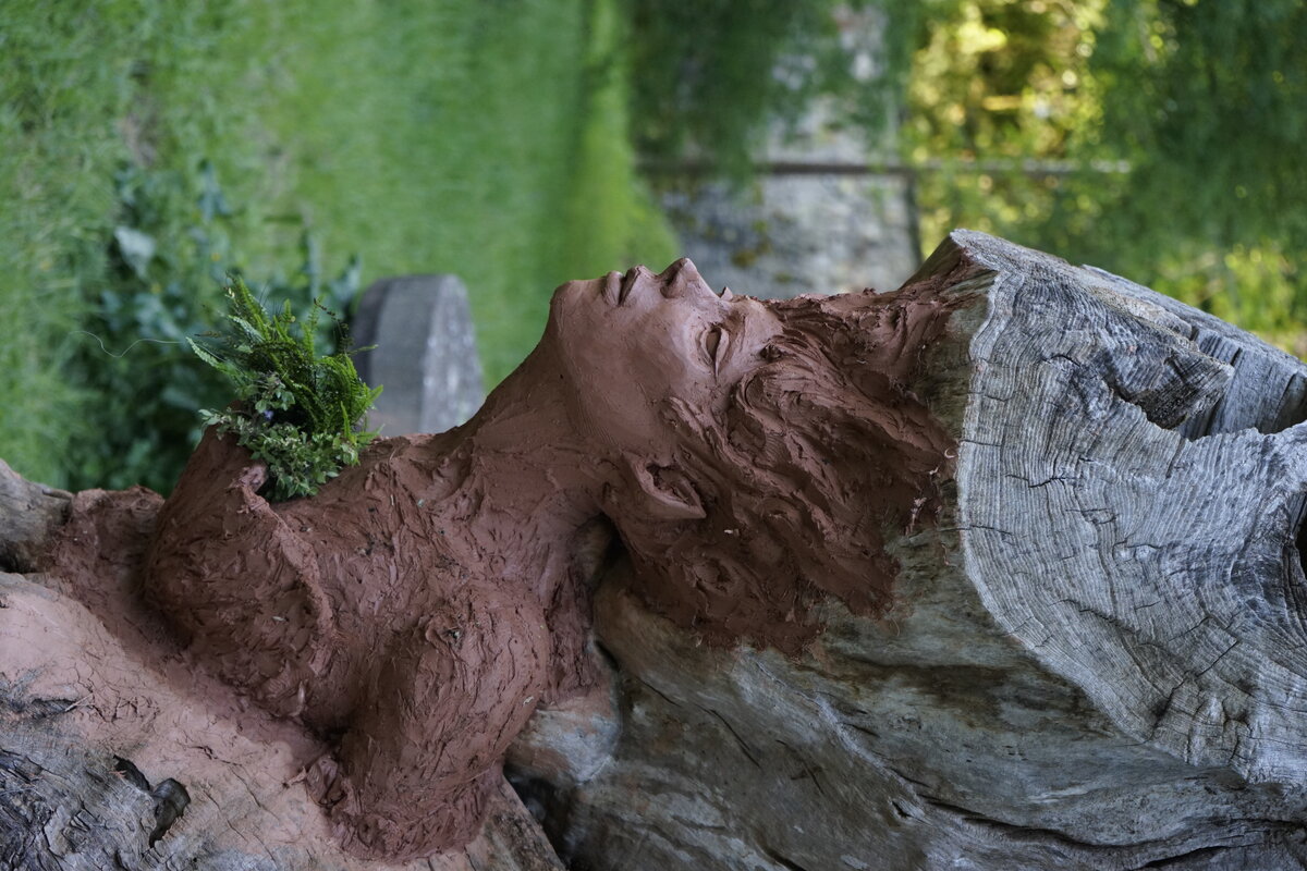 Semiostalgia P0014 — Sculpture en cours de séchage, en terre crue, filasse végétale, grillage à poule, Saint-Antonin-Noble-Val