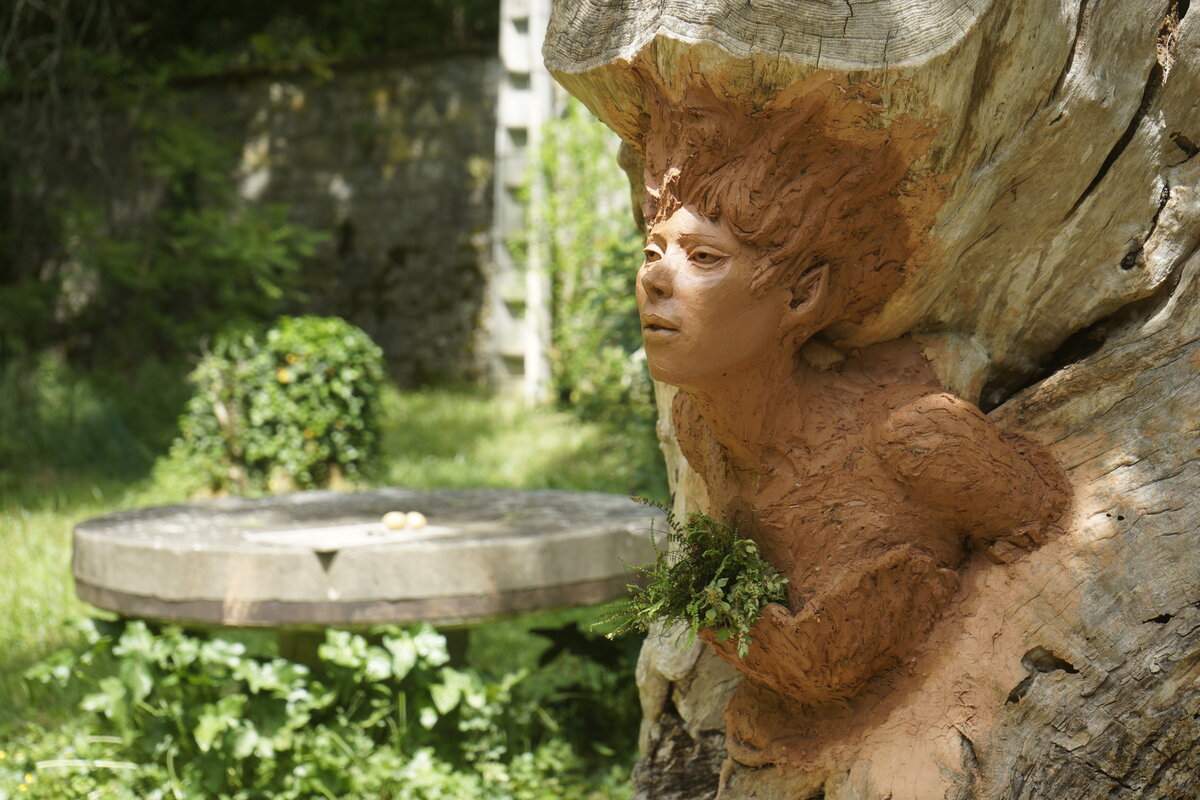 Semiostalgia P0014 — Sculpture en cours de séchage, en terre crue, filasse végétale, grillage à poule, Saint-Antonin-Noble-Val
