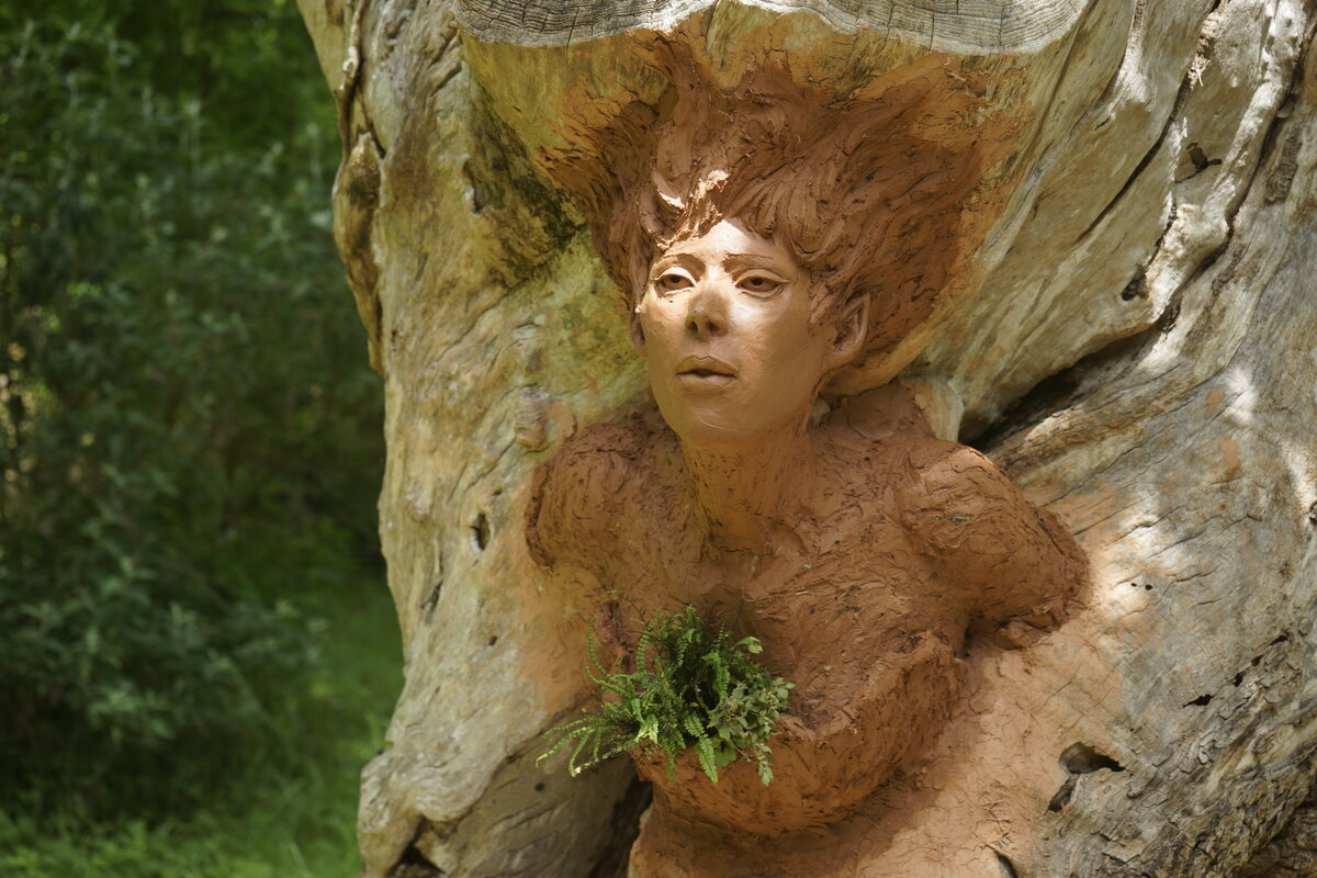 Semiostalgia P0014 — Sculpture en cours de séchage, en terre crue, filasse végétale, grillage à poule, Saint-Antonin-Noble-Val