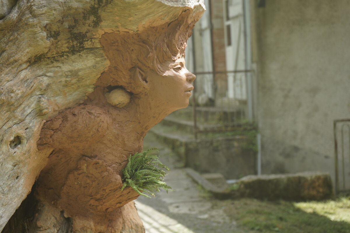Semiostalgia P0014 — Sculpture en cours de séchage, en terre crue, filasse végétale, grillage à poule, Saint-Antonin-Noble-Val
